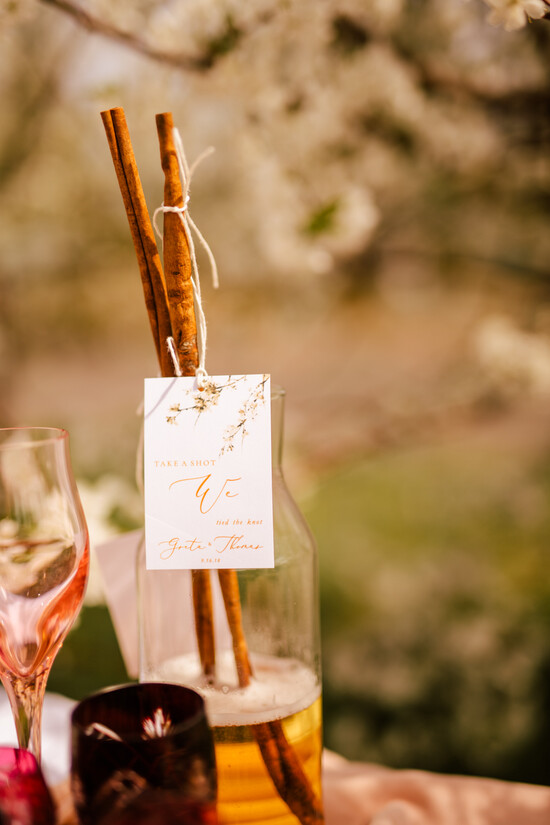 Zawieszki na butelki glamour ślubne zawieszki na alkohol, złote z dowolną treścią 01/letter/zw