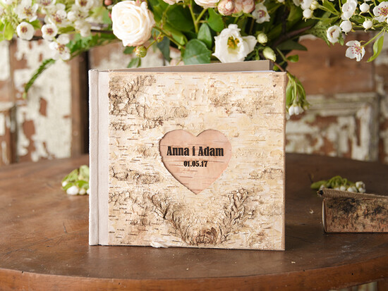 Księgi wpisów gości Drewniane  Drewniana korowa pamiątkowa książka księga wpisów gości weselnych grawerowane imiona i data w sercu 01/korBM/kwg