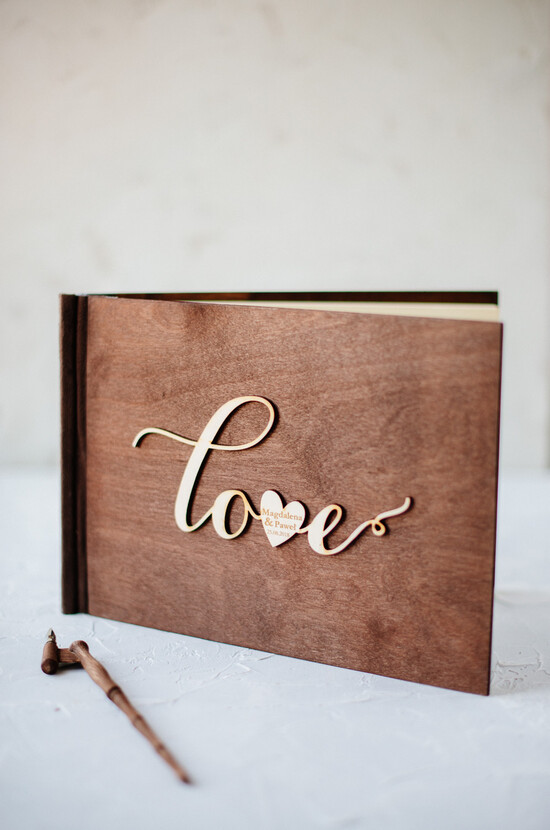 Księgi wpisów gości Drewniane  księga gości na wesele pamiątka ślubu, rustykalne drewniane okładki grawerowane imiona 02/DRs2/kwg