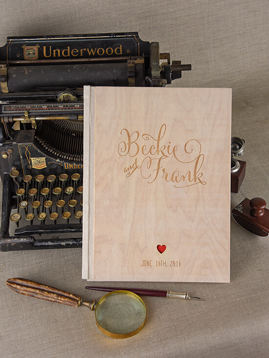 Księgi wpisów gości Drewniane  ksiega pamiatkowa slub mozliwe czarne kartki, drewniana z wygrawerowanymi imionami i datą 08/NWDcc/kwg