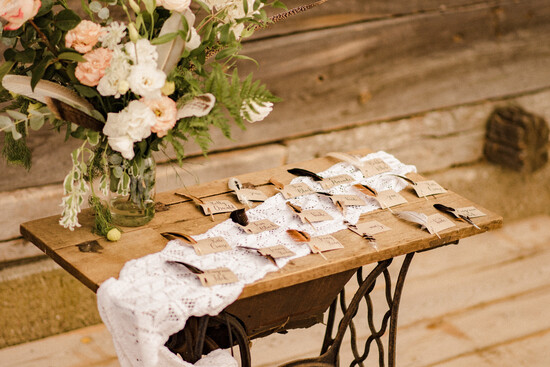 Winietki Boho/etno/pióra boho winietki ślubne  z prawdziwymi piórami ekologiczne karteczki winiety na weselny stół 01/BohoP/w