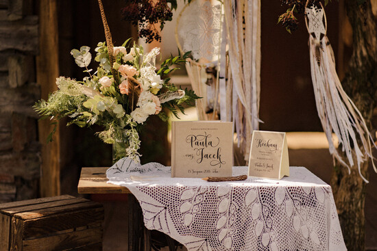 Księgi wpisów gości Boho/etno/pióra księga do wpisywania życzeń przez gości weselnych, w stylu boho z motywam kwiatowym 01/BohoP/kwg