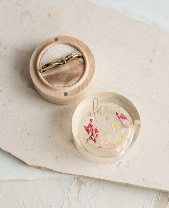 Pudełka Szkatułki na Obrączki szkatułki pudełko z imionami pary młodej, szkatułka na obrączki z kwiatami, pudełko na obrączki z żywicy, pude 07/szk/szk