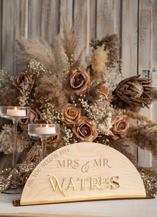 Numery na stół Rustykalne Stojak z numerkiem na stół Pary Młodej, tabliczka na stół Pary Mlodej, drewniana tabliczka na stół w 01/goldDrew/nrSt