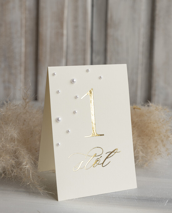 Numery na stół Glamour stojak numerek na stół weselny ecru ze złotym napisem i perełkami, złocone w stylu glamour numeracja 01/perL/nrS