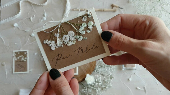 Winietki botaniczne podróżnicze  ślubne winietki wizytówki na stół weselny rustykalne  z suszoną gipsówka 01/gips/w