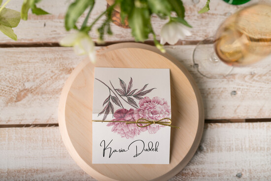 Winietki botaniczne podróżnicze  wizytówki dla gości weselnych eleganckie  winitki ślubne z piwoniami i złotym sznureczkiem 04/VbotF/w