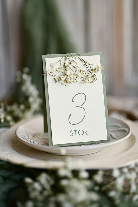 Numery na stół botaniczne podróżnicze  numery na stoły weselne i gipsówką,  suszona gipsówka na dodatkach ślubnych, rustykalne wesele numer 01/gipsLakG/nrS25