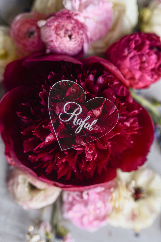 Winietki Eleganckie eleganckie winietki na stół weselny wizytówki ślubne  przezroczysty akryl, winietki w kształcie serc 3/goldcer/w