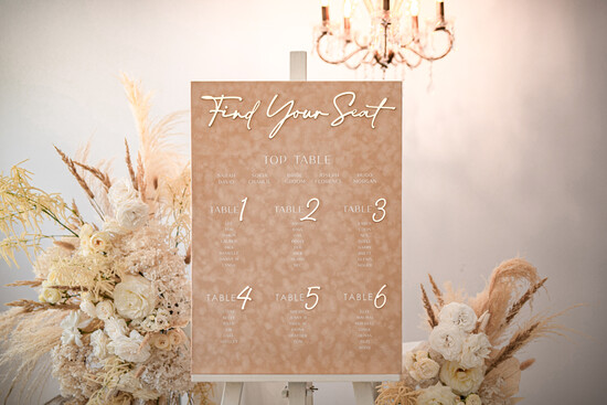 Plany stołów Glamour welurowe welurowy plan stołów, plan usadzenia gości na weselu, welurowa beżowa plansza powitanie gości i plan 01/velbez/PL