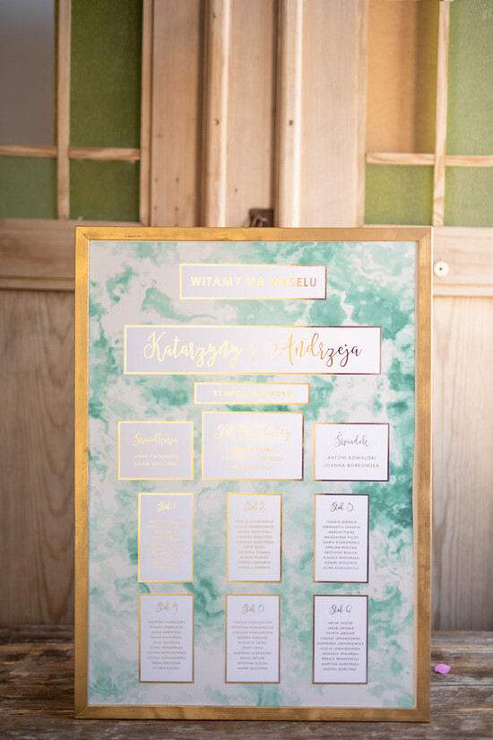 Plany stołów Glamour welurowe tablica z planem stołów na wesele plan stołów weselnych, zlocone litery elegankie 04/GNO/PL