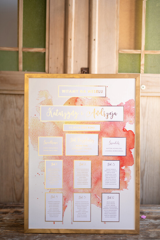 Plany stołów Glamour welurowe tablica informacyjna dla gości weselnych, klasyczne złote napisy w stylu glamour 08/GNO/PL