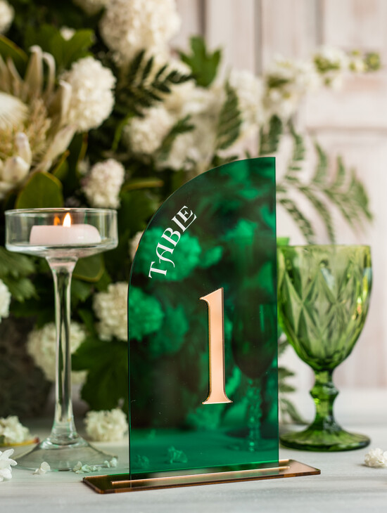 Numery na stół Akryl zielone numerki na stoły weselne, elegancka i nowoczesna forma karty dań na weselu, akrylowe zielone 01/greenPLX/nrS
