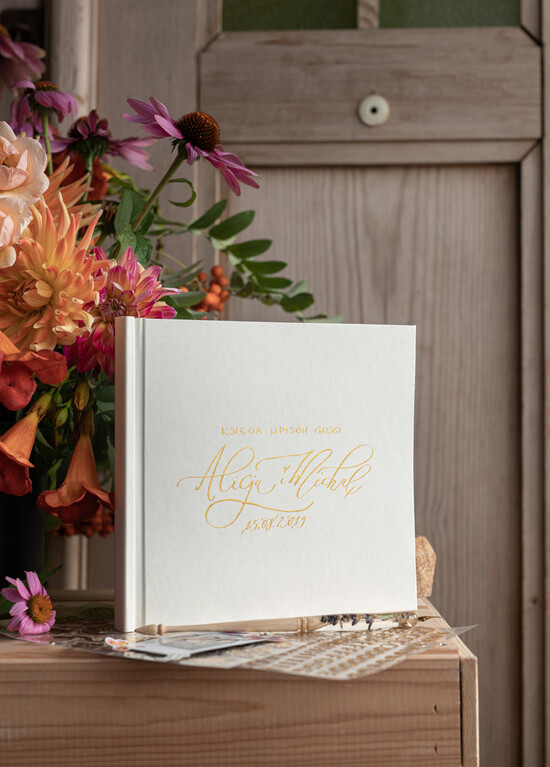 Księgi wpisów gości glamour ksiega pamiątkowa na wpisy gości weselnych, złocone imiona i data ślubu, ręcznie wypisywana okładka  02/sosK/kwg