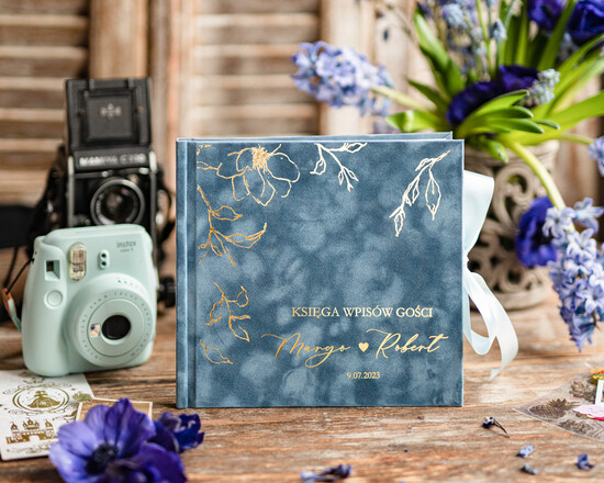 Księgi wpisów gości welurowe Księga w kolorze Dusty Blue, welurowa księga wpisów gości, złote napisy na okładce, księga glamour,  10/velWsM/kwg