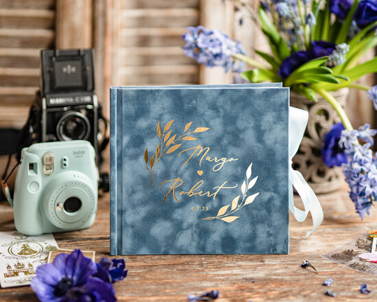 Księgi wpisów gości welurowe Księga w kolorze Dusty Blue, welurowa księga wpisów gości, złote napisy na okładce, księga glamour,  11/velWsM/kwg