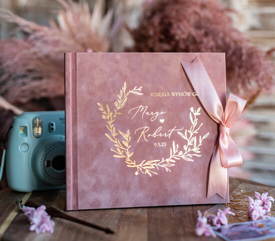 Księgi wpisów gości welurowe różowa welurowa księga wpisów gości, złote napisy na okładce, księga glamour, welurowa pamiątkowa ks 08/velWsM/kwg
