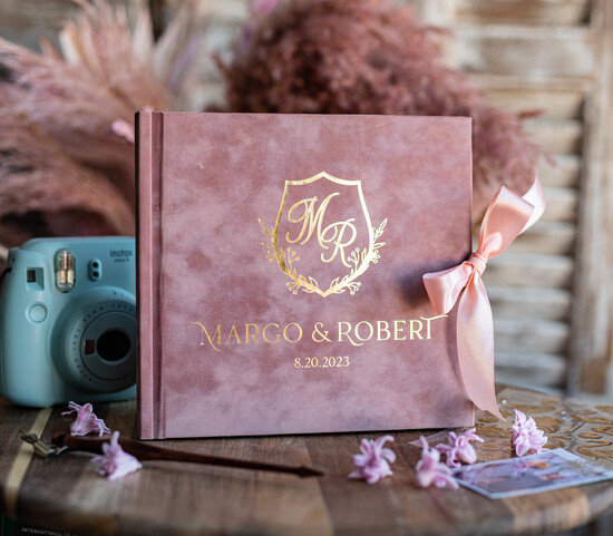 Księgi wpisów gości welurowe różowa welurowa księga wpisów gości, złote napisy na okładce, księga glamour, welurowa pamiątkowa ks 09/velWsM/kwg