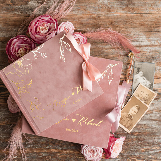 Księgi wpisów gości welurowe welurowa, aksamitna księga gości z pudełkiem, złote napisy na okładce, księga pamiątkowa na wesele i 04/velWsboxM/kwg