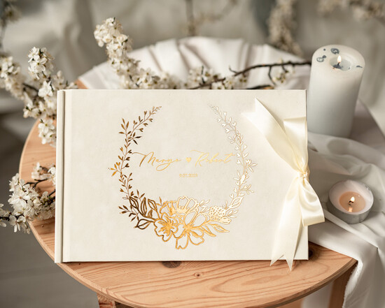 Księgi wpisów gości welurowe album ślubny do wpisów gości, na zdjęcia z fotobudki i zyczenia, welurowa księga ecru ze złotą okład 02/velWsP/kwg