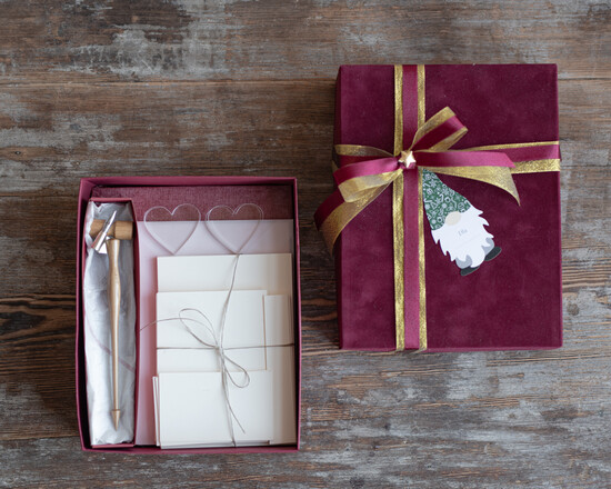 PREZENTY NA RÓŻNE OKAZJE  Kaligrafia prezent na swieta zestaw papterii wraz z piekna debowa obsadka  05/kaligrafia/ZESK