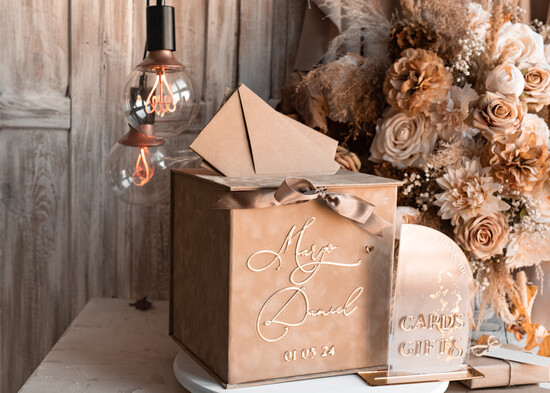 Pudełko na koperty  glamour Welurowa beżowo złota kopertówka ze złotymi napisami, beżowy cieniowany welur, pudełko na koperty, p 01/velkiesz/koprZ