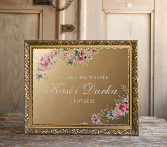 Plany stołów złote na lustrze  złota tablica witamy na weselu białe napisy i kwiaty na złotym lustrze w złoconej ramie wasze imiona 3/lustroWNW/PL