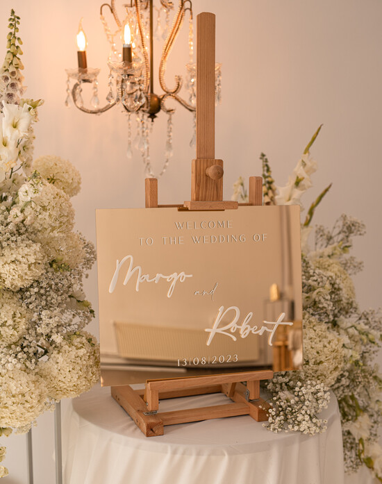 Plany stołów złote na lustrze  Tablica powitalna slubna glamour, elegancka na złotym lustrze plansza powitanie gości na Wesele, ram 02/ZLzes/PLpp