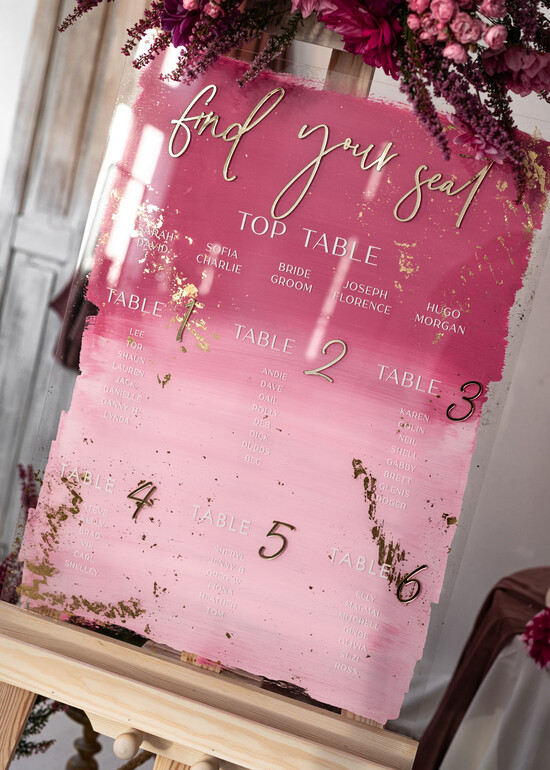 Plany stołów na pleksie - akryl Różowy Plan Stołów z pleksi, Tablica powitalna weselu, elegancka powitalna plansza ze złotymi litera 01/OMBroz/PL