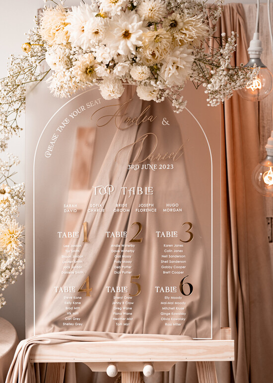 Plany stołów na pleksie - akryl Satynowa Tablica Plan stołów glamour, elegancki plan stołów ze złotymi literami, plan usadzenia gośc 01/sat/PL