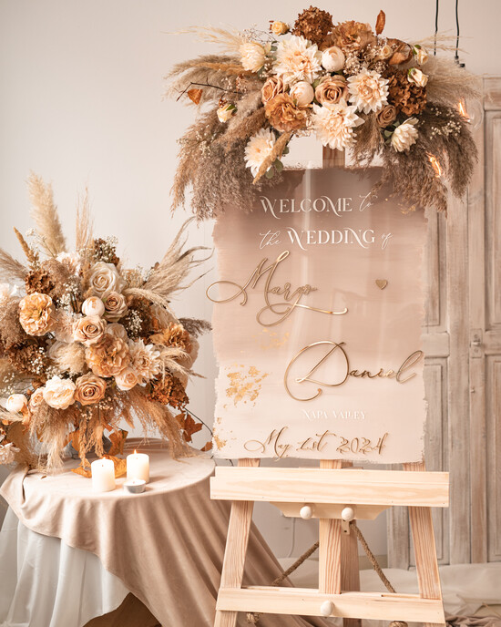 Plany stołów na pleksie - akryl Beżowa Tablica powitalna slubna glamour, elegancka powitalna plansza ze złotymi literami, rama powit 01/velkiesz/PLpp