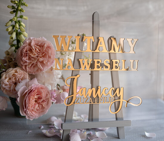 Plany stołów na pleksie - akryl Akrylowa tablica z powitaniem gości na weselu złote napisy lustrzane Plansza - witamy na weselu - Po 10/akrylP/PL