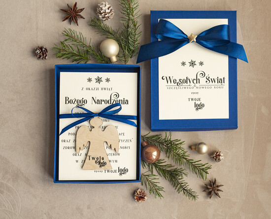 Kartki świąteczne z logo firmy kartka pudełko Biznesowe kartki świąteczne z logo w pudełku z bombką aniołek  na choinkę- drewniane zawieszki na ch 02/pudZW/ksw