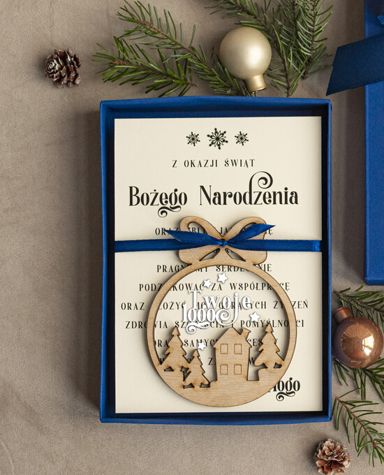 Kartki świąteczne z logo firmy kartka pudełko Biznesowe kartki świąteczne z logo w pudełku z bombką domki na choinkę- drewniane zawieszki na choin 03/pudZW/ksw