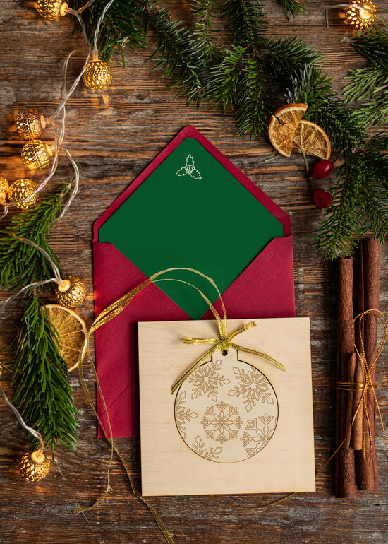 Kartki świąteczne z logo firmy z magnesem lub zawieszką na choinkę kartki świąteczne dla firm Drewniana bombka zawieszka na choinke z Logo firmy świateczna kartka firm 02/bombka/ksw