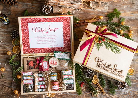 Prezenty oferta dla Firm słodkie zestawy  Prezenty firmowe upominki biznesowe, kosze prezentowe z logo firmy  05/logoczekodrew/swieta