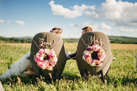 Dekoracje Sali weselnej/Dodatki do Zdjęć tabliczki z napisami  gadżety weselne, napisy na krzesła Pary Młodej, drewniane napisy na krzesła  14b/GLN/dek