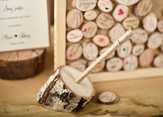 Dekoracje Sali weselnej/Dodatki do Zdjęć tabliczki z napisami  brzozowa podstawka na długopis w komplecie opleciony sznurkiem jutowym długopis 01/dl/podst