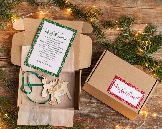 Prezenty oferta dla Firm drobne prezenty dla firm Prezent od firmy na święta Drewniana bombka z logo firmy Kartka Świąteczna Firmowa z Logo w Pudełku  01/DP/UKAR