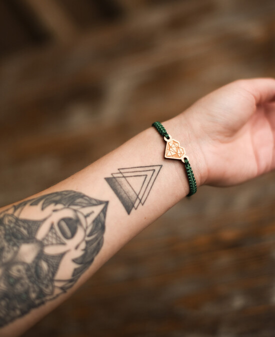 prezenty dla niej bransoletki szczęścia  bransoletka drewniana na sznurku - serduszko geometryczne z drewna - pomysł na prezent dla niej  1/serce/BR