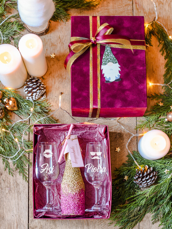 Prezenty indywidualne  zestawy do grzańca, piwa, szampana  pomysł na prezent pod choinkę dla Przyjaciół grawerowane kieliszki brokatowa butelka 04/szampanP/WNO
