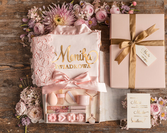 Prezenty dla świadków boxy prezentowe dla Świadkowej, prośba o świadkowanie  prośba o świadkowanie fajny prezent dla świadkowej szlafrok ze złotym napisem  03/boxSZLkorD/swiadkowa