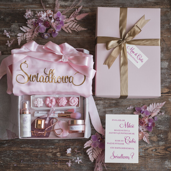 Prezenty dla świadków boxy prezentowe dla Świadkowej, prośba o świadkowanie  Szlafrok dla Świadkowej ze złotym Napisem - Prośba o Świadkowanie Box prezentowy  02/uniSZl/swiadkowa