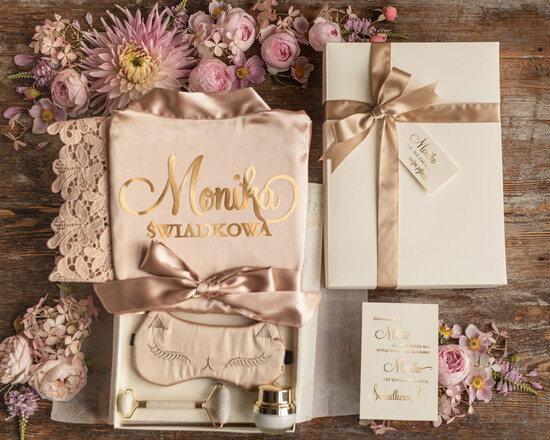 Prezenty dla świadków boxy prezentowy dla Świadkowej, prośba o świadkowanie  box prezentowy dla druhny satynowa podomka z koronką elegancki w pięknym beżowym kolorze  20/boxSZLkorD/swiadkowa