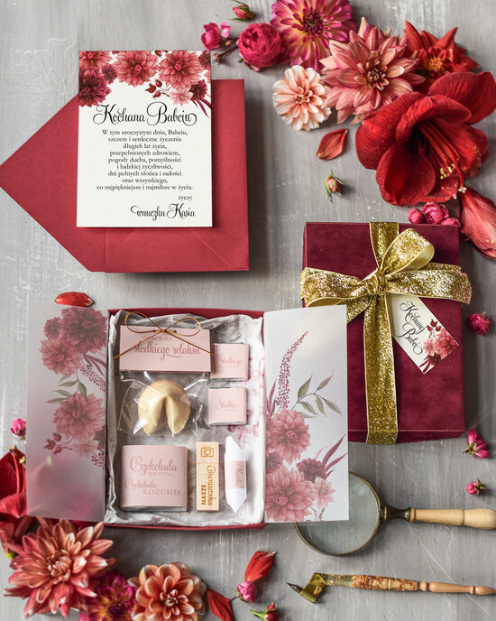 Prezenty dla Babci i Dziadka Prezenty dla Babci Prezent Dla Babci Pudełeczko z Czekoladkami i Pendrive Kartka na Dzień Babci życzenia dla Babci w Pu 08/Bordo/lakociePudM