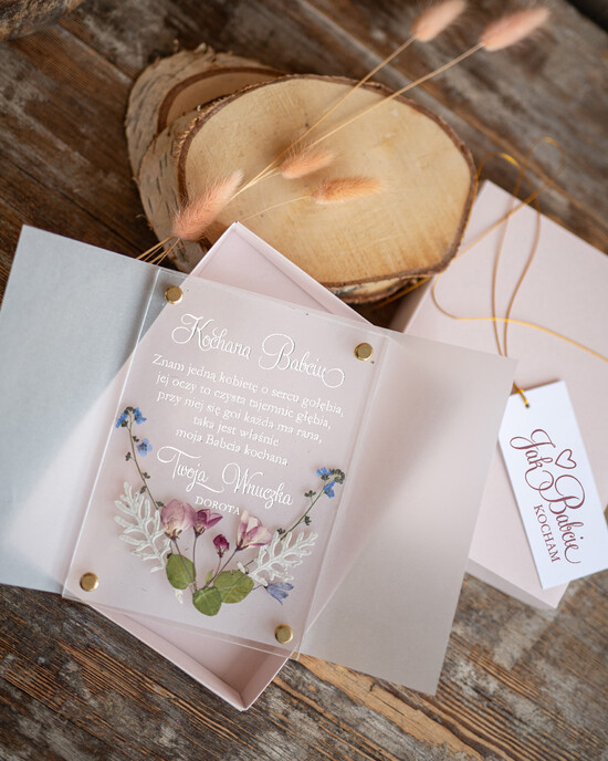 Prezenty dla Babci i Dziadka Prezenty dla Babci Orginalna Kartka na dzień Babci Życzenia dla Babci, kartka z akrylu z suszonymi Kwiatkami w pudełku 02/plexKwiatPUD/babcia