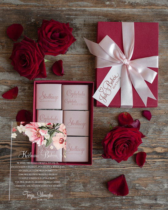 Prezenty dla Babci i Dziadka Prezenty dla Babci Przeźroczysta  Kartka z życzeniami na Dzień Babci w Pudełku z czekoladkami 04/KarPlexa/PleksaB
