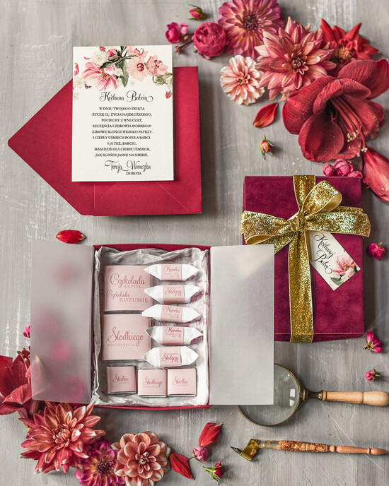 Prezenty dla Babci i Dziadka Prezenty dla Babci Prezent Dla Babci Pudełeczko z Czekoladkami Kartka na Dzień Babci życzenia dla Babci w Pudełku 06/Bordo/lakociePudM