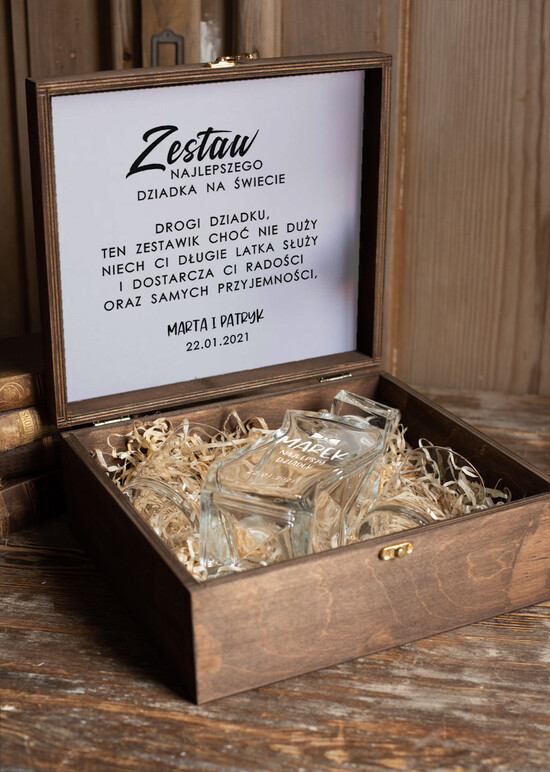 Prezenty dla Babci i Dziadka Prezenty dla Dziadka Prezent na dzień Dziadka grawerowana karafka i szklanki  w Skrzynce Zyczenia dla dziadka w środku 05/karafka/skBut
