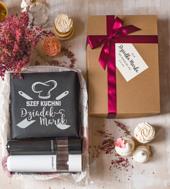 Prezenty dla Babci i Dziadka Prezenty dla Dziadka  prezent z okazji dnia Dziadka fartuch z dedykacją młynek do soli i pieprzu  01/zeskuch/dziadek